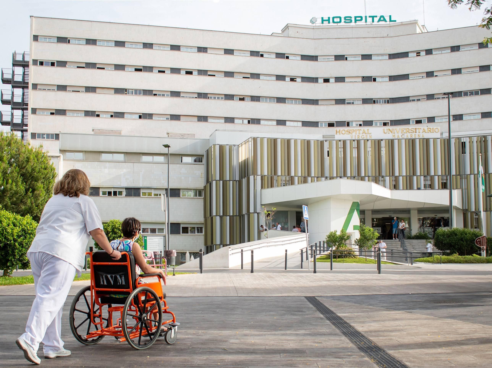 Paciente en silla de ruedas en las inmediaciones del Hospital Universitario Virgen Macarena