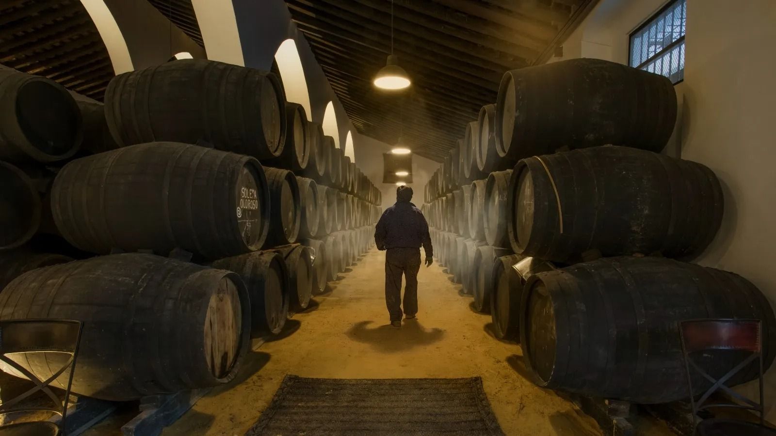 Andanas de botas en una bodega del Marco de Jerez.