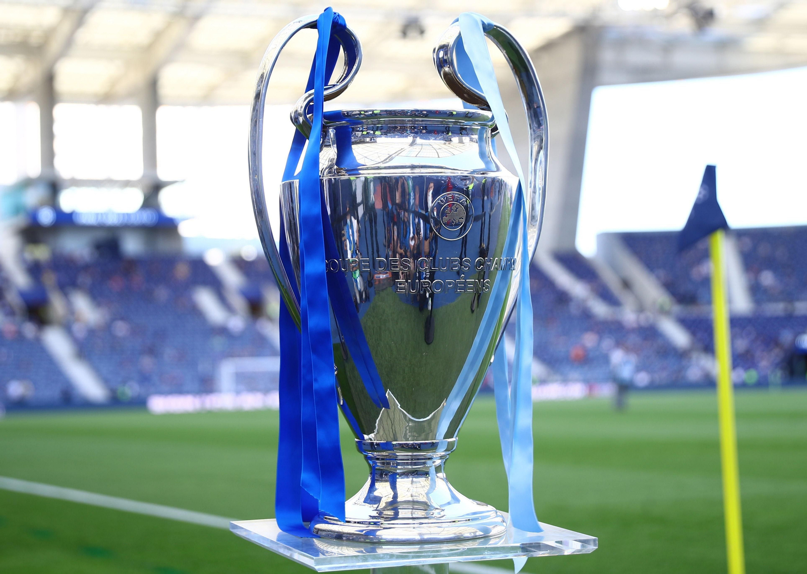 La copa de la Champions League.