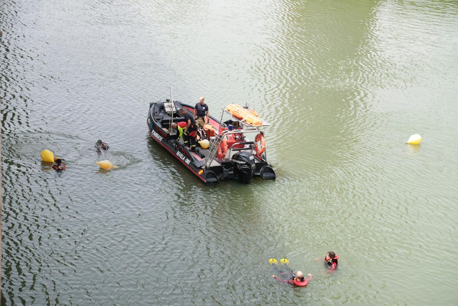 Los Bomberos buscan a un hombre en el río Guadalquivir.