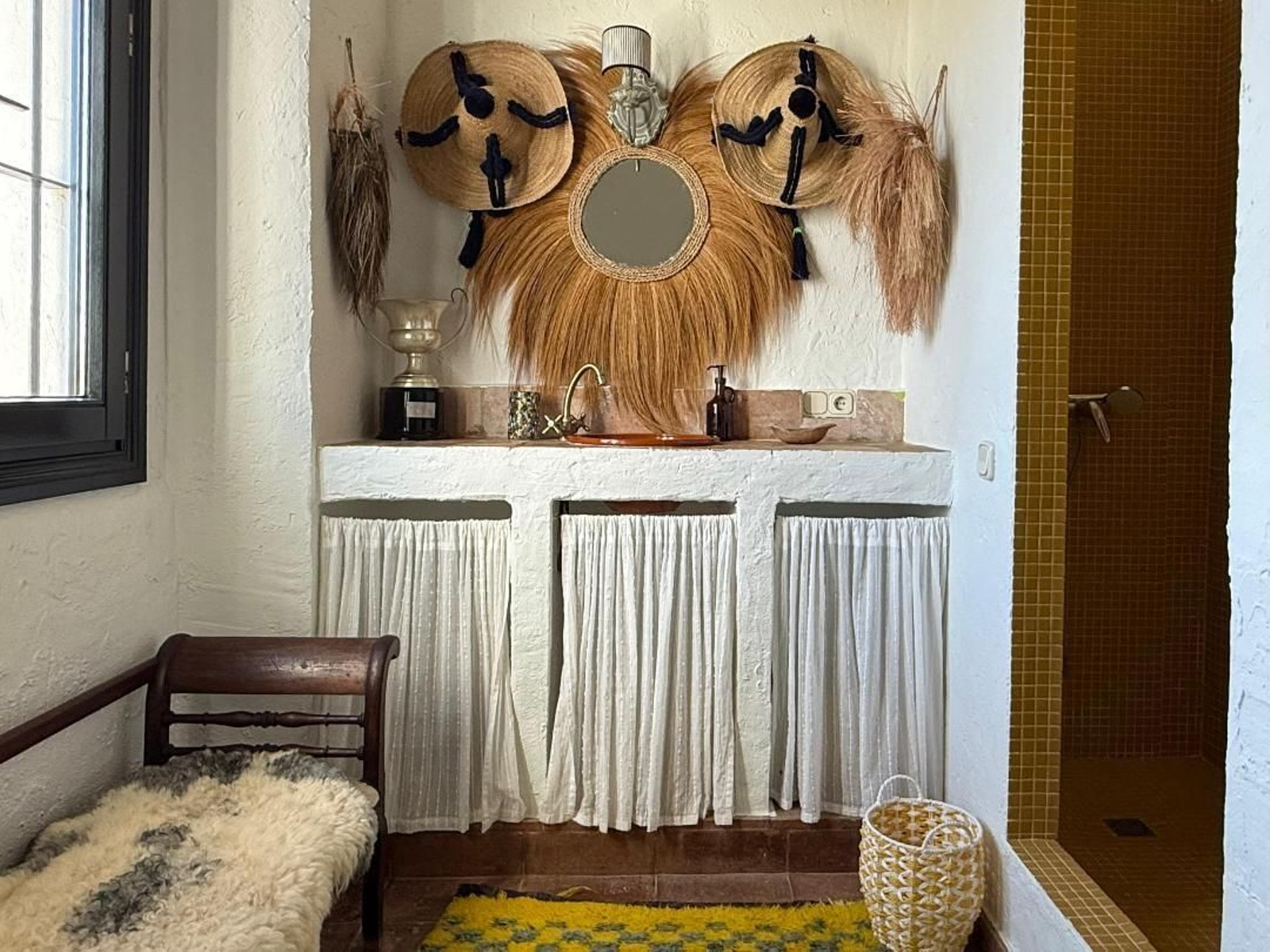 El baño cuenta con un mueble de lavabo de obra.