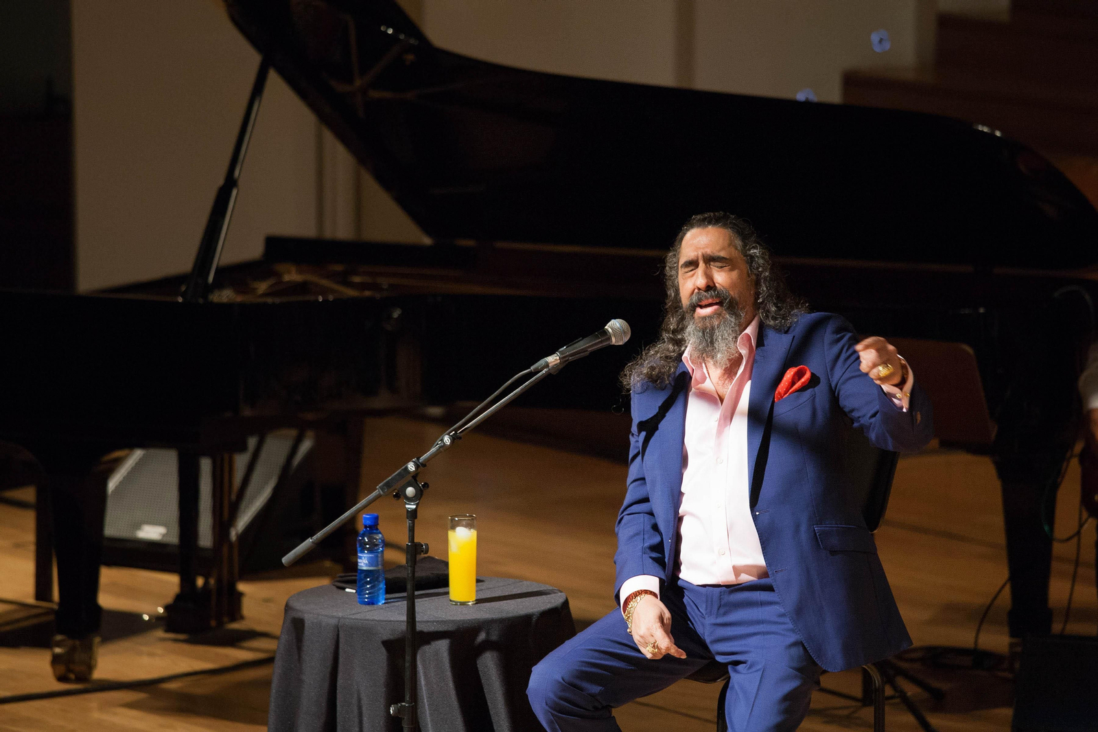 El Cigala deleitó a los asistentes al Falla con un concierto repleto de éxitos de ayer, hoy y siempre.