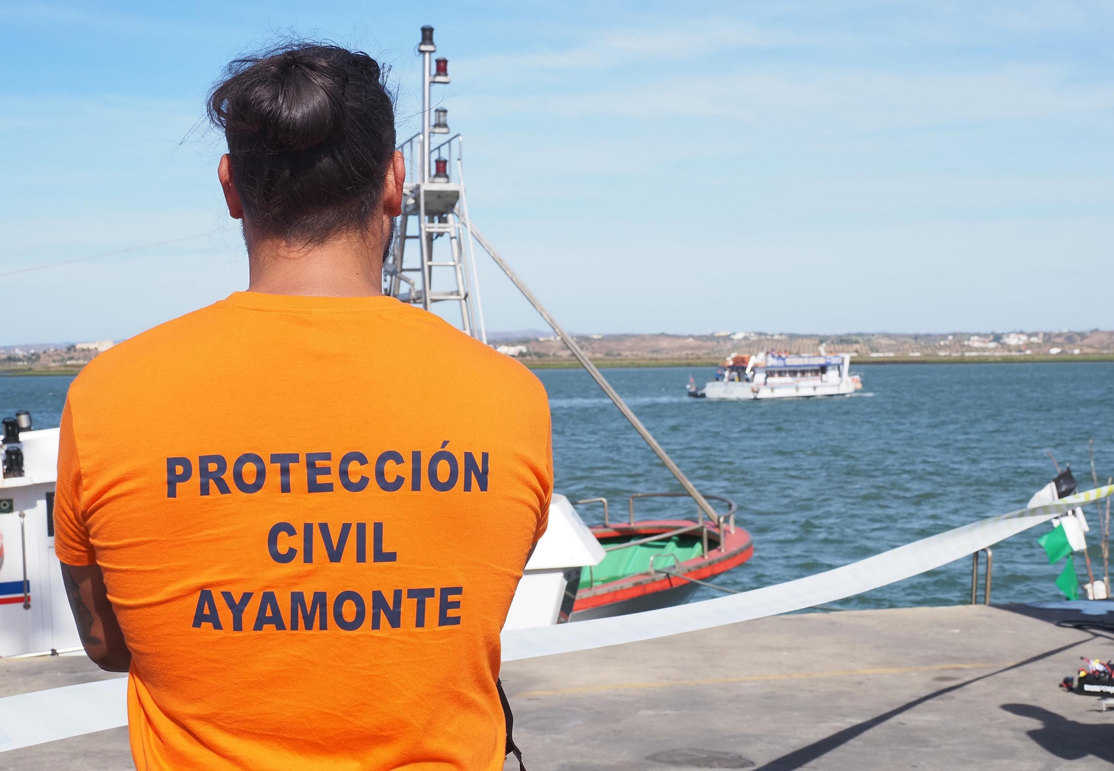 Las mejores imágenes del choque entre un ferry y un pesquero en medio del Guadiana