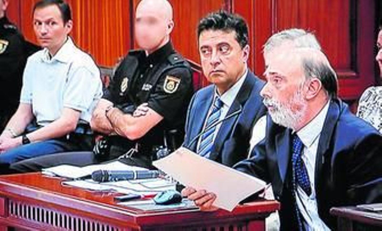 El doctor Francisco  Etxeberria explica al Jurado las conclusiones de su informe.