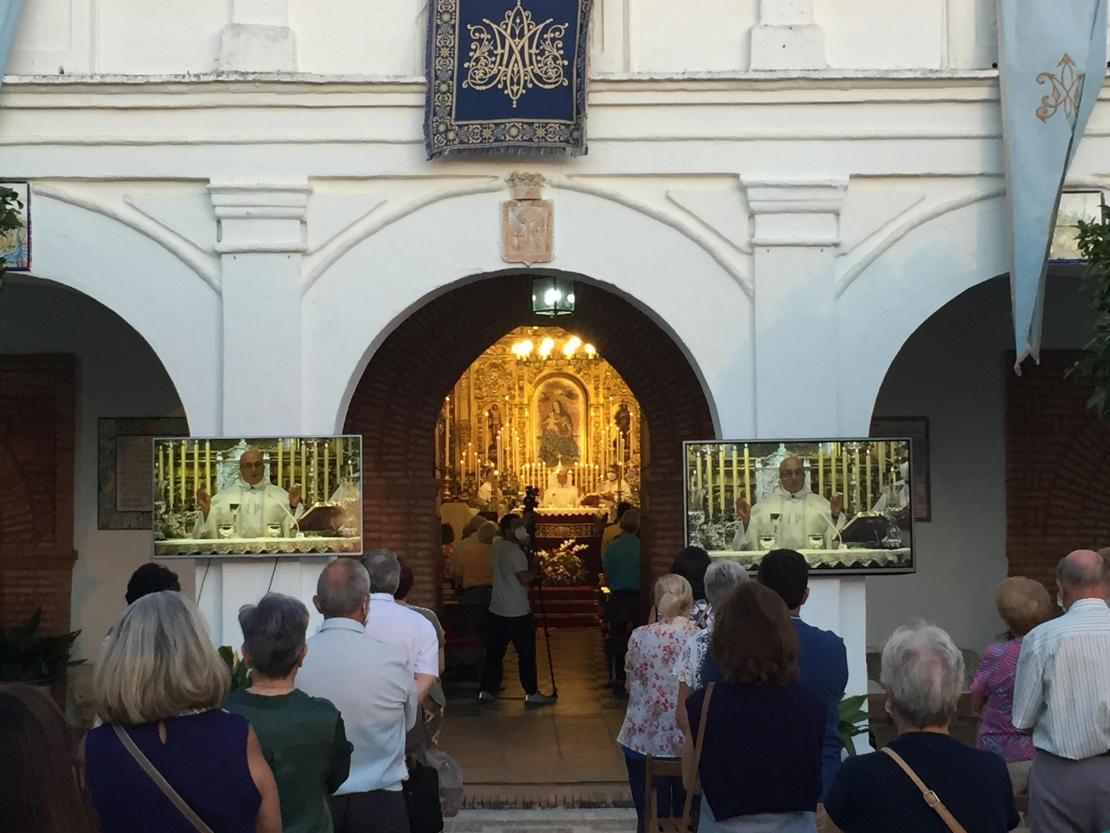Los cultos que se celebran en el snatuario s epueden seguir en el patio.