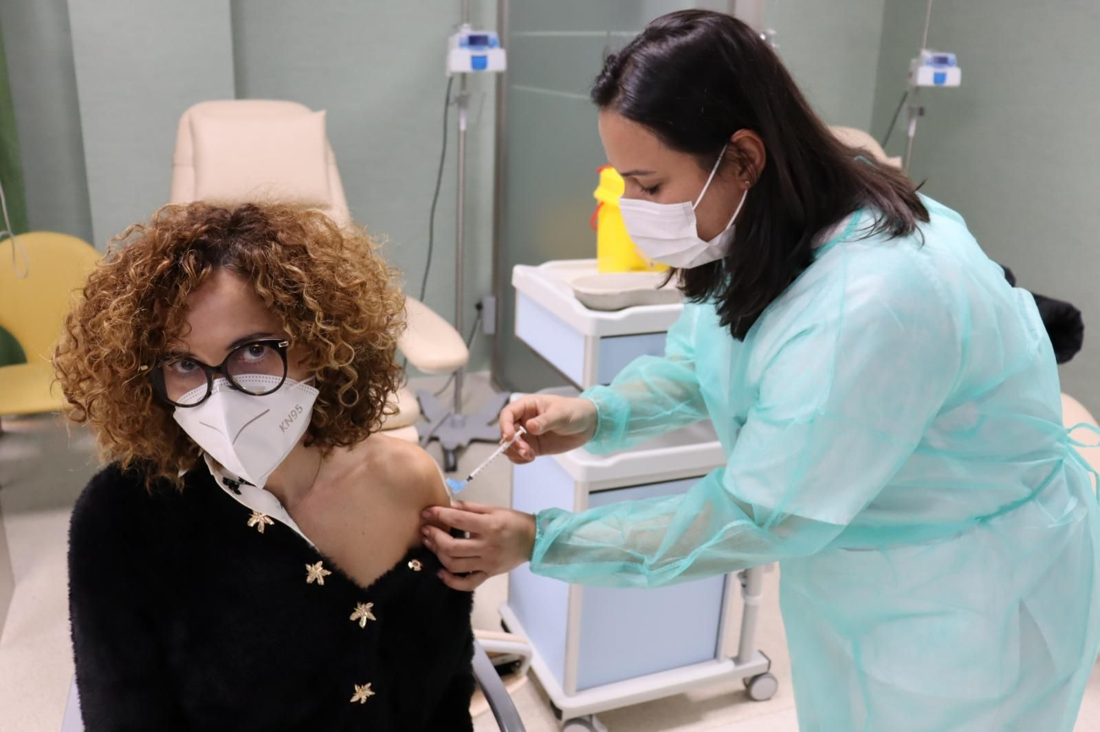 Ana M., enfermera de la UCI del Hospital de Poniente, vacunándose.