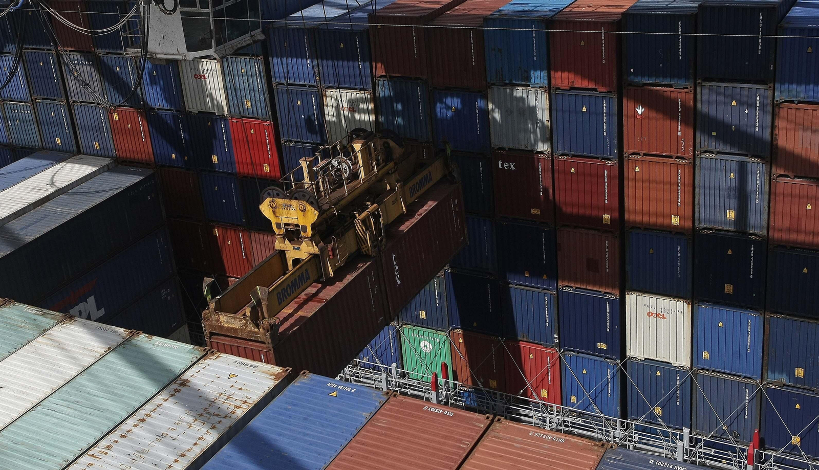 Carga de un contenedor en TTI Algeciras.