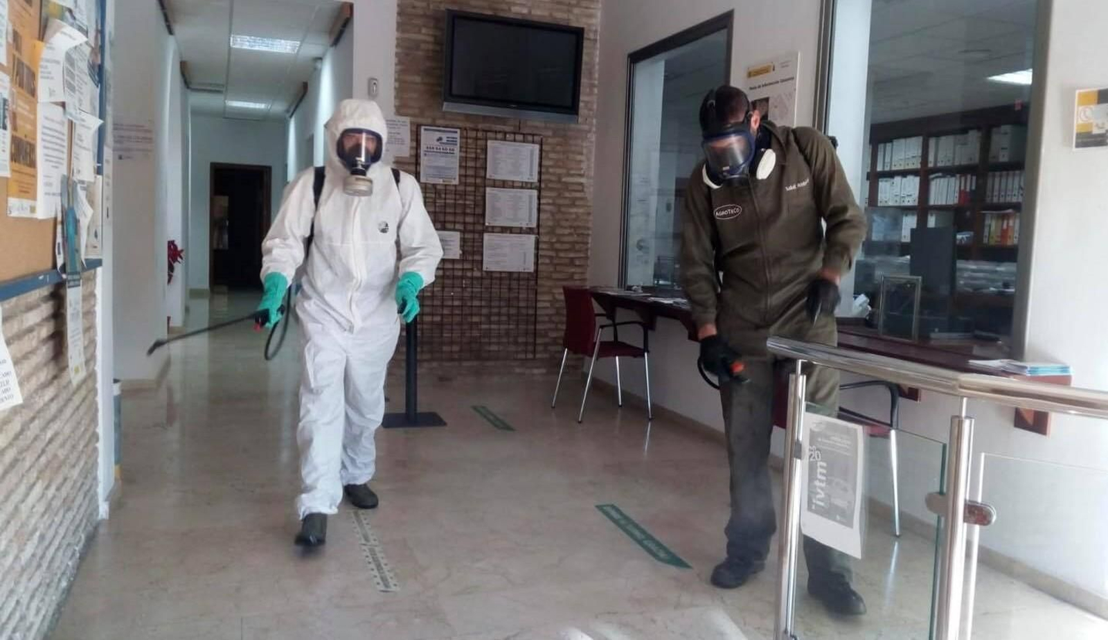 Labores de desinfección en un centro educativo de Santaella. Labores de desinfección en un centro educativo de Santaella.