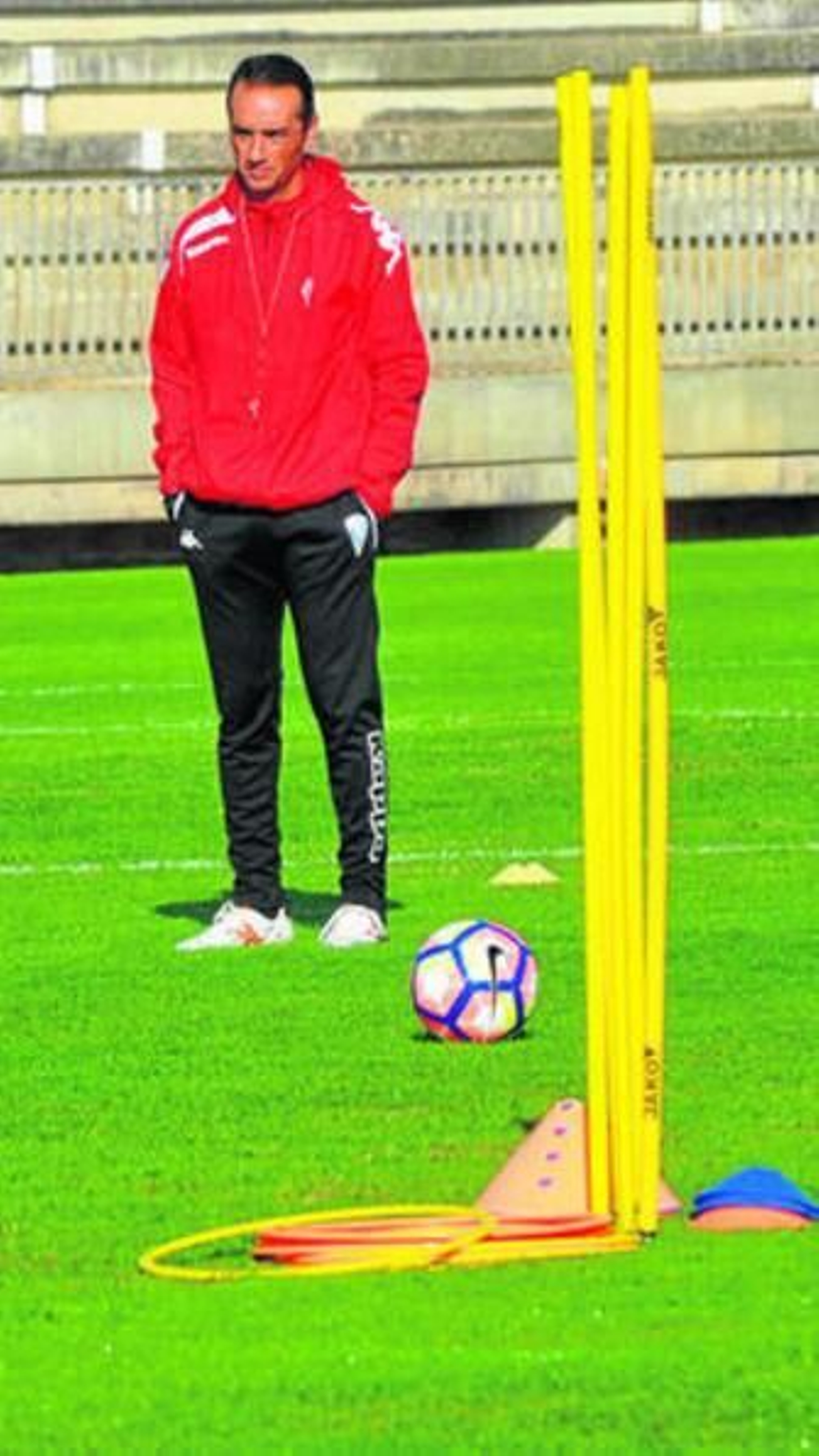 Oltra observa el entrenamiento de ayer en la Ciudad Deportiva.