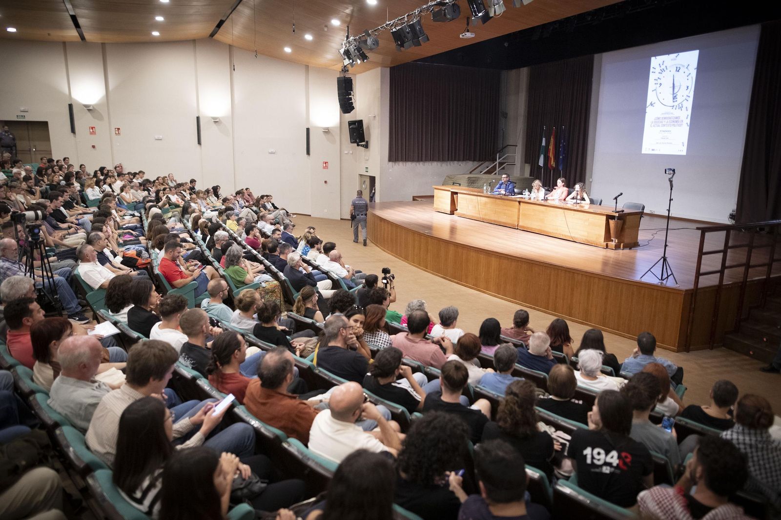 Así ha sido el tenso recibimiento a la vicepresidenta Yolanda Díaz en la Universidad de Granada: las imágenes
