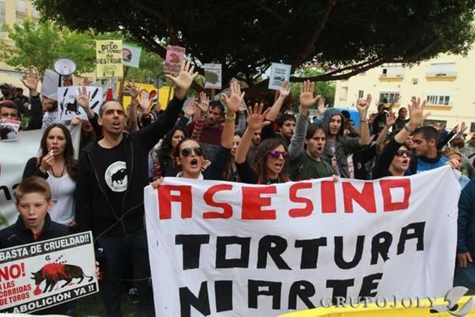 Un momento de la protesta, con los asistentes frente a la plaza.

Foto: Jose Contreras