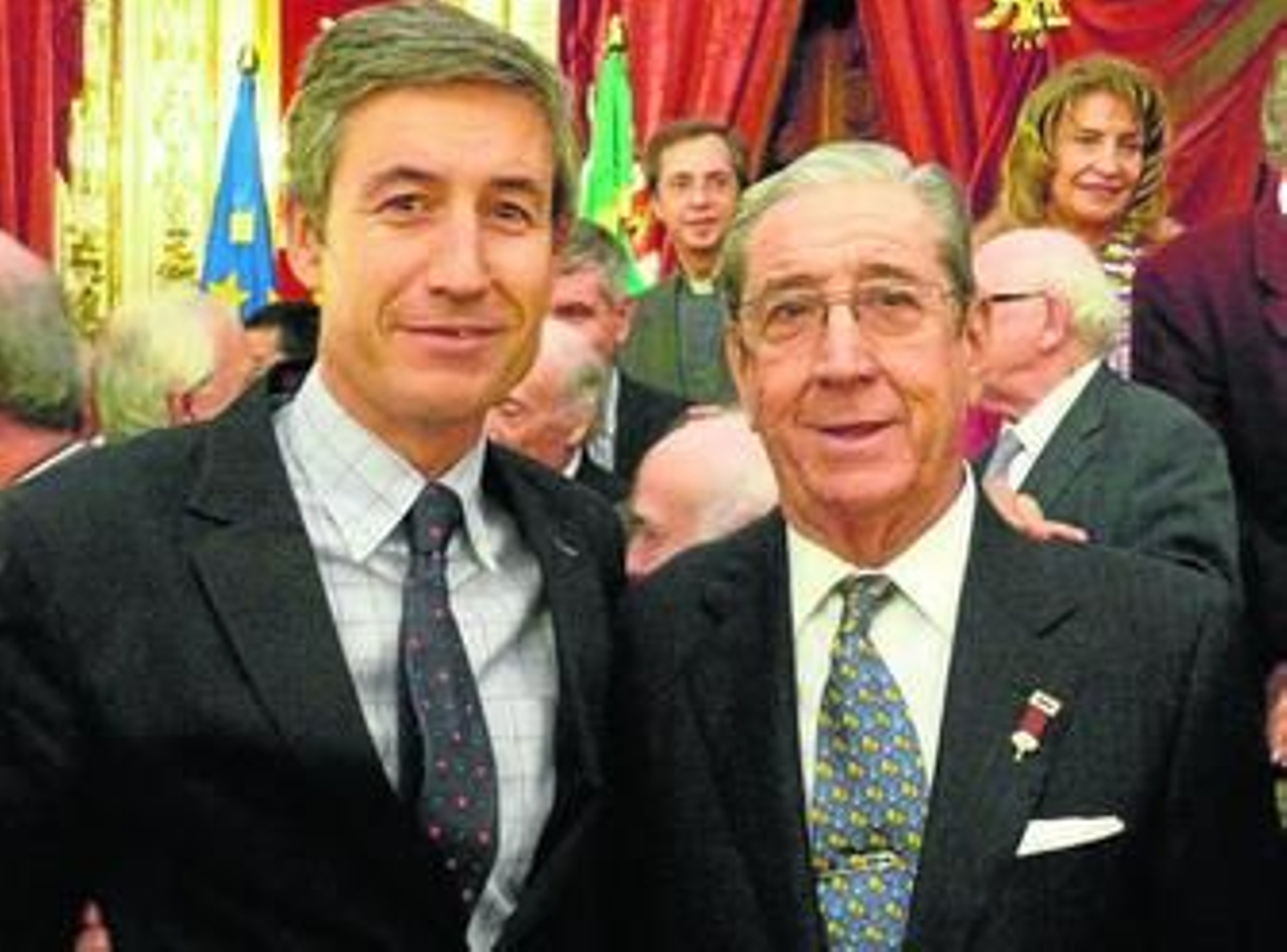 José Ramón Pérez, tras recibir el Drago de Oro de 2011, posa con su hijo Juan Manuel, actualmente concejal.