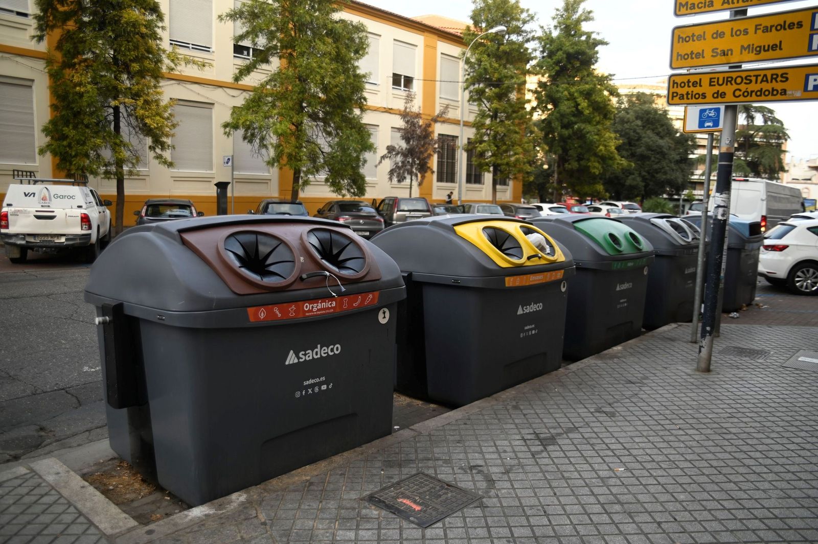 Grupo de contenedores de Sadeco en el centro de la ciudad.