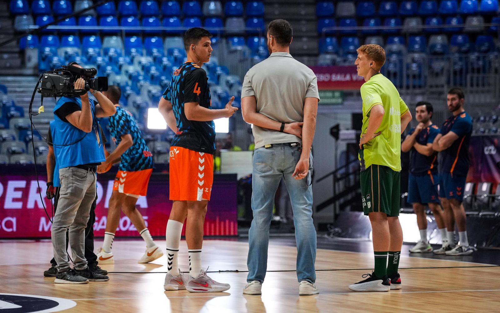 Unicaja-Valencia: Abrazos de viejos conocidos