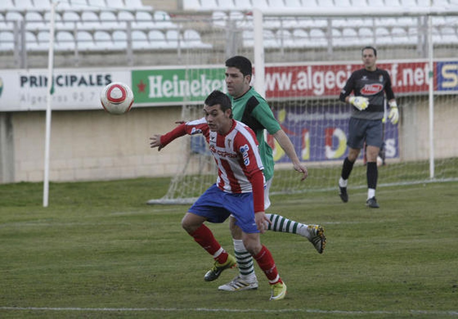 El Algeciras, que sólo logró empatar ante el Puerto Real en un ambiente enrarecido, continúa cuarto en la clasificación./Fotos:Erasmo Fenoy 

Foto: Erasmo Fenoy
