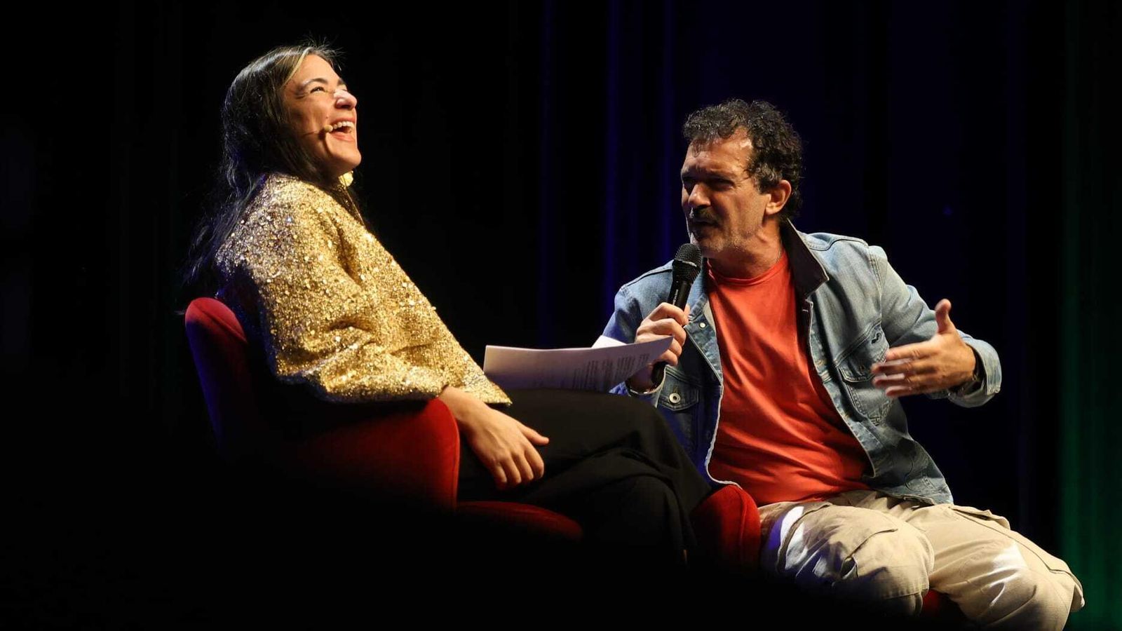 Alessandra García y Antonio Banderas durante el encuentro.