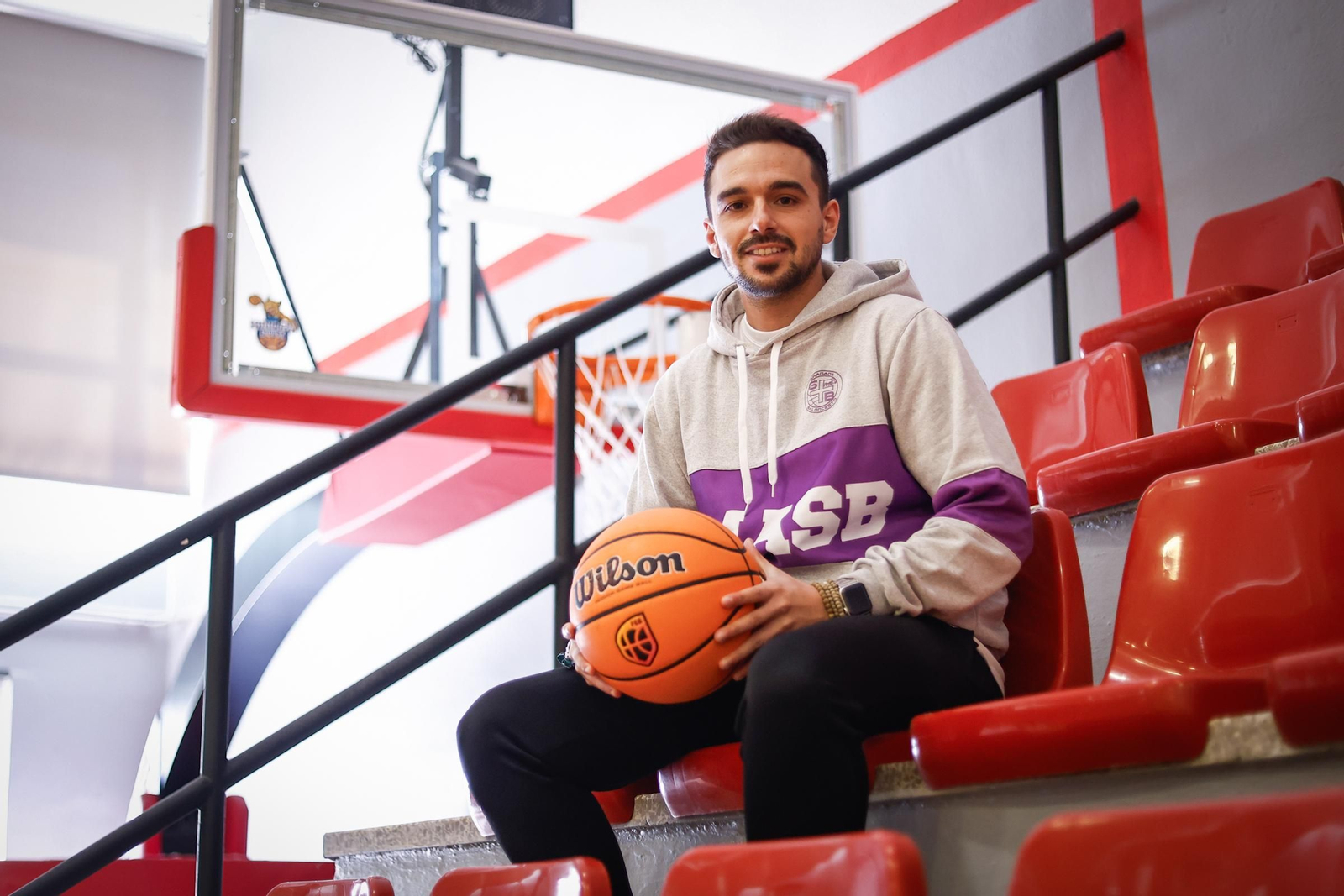 Roberto Girón en las gradas del Pabellón de Fuentenueva.