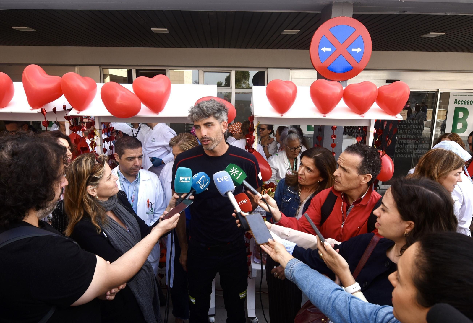 El Reina Sofía celebra el Día del Niño Hospitalizado con la visita de los bomberos, en imágenes