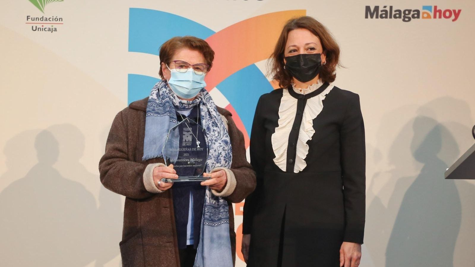 La hermana María Mateo y Patricia Navarro.