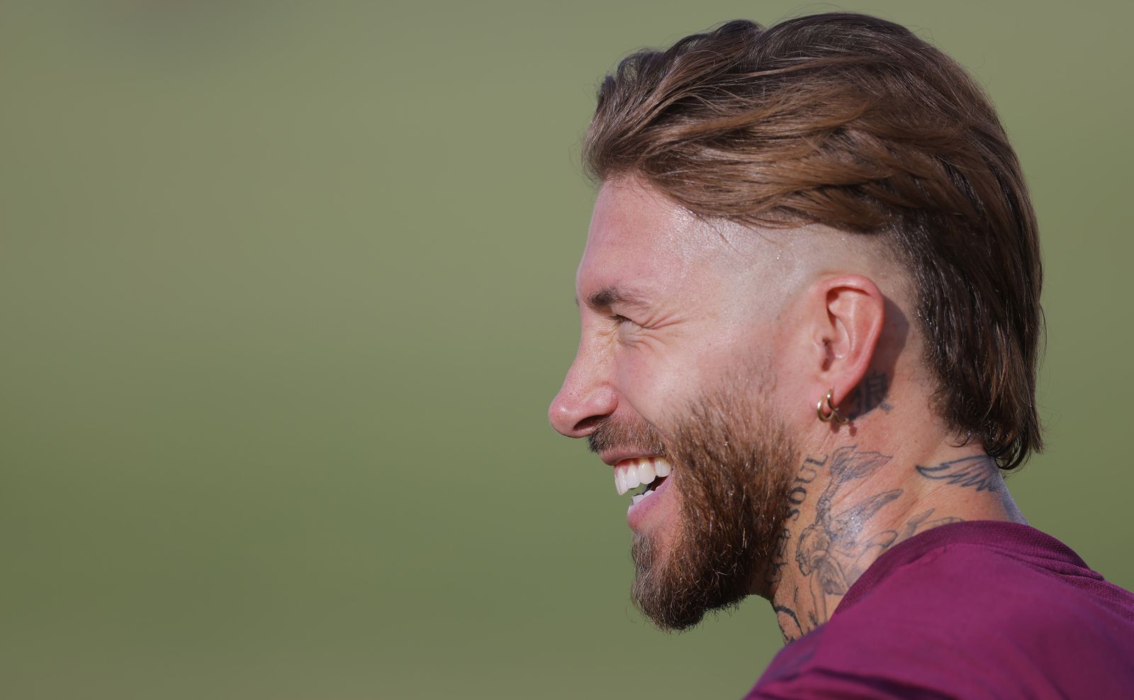 Sergio Ramos sonríe durante su primer entrenamiento tras su vuelta al Sevilla.