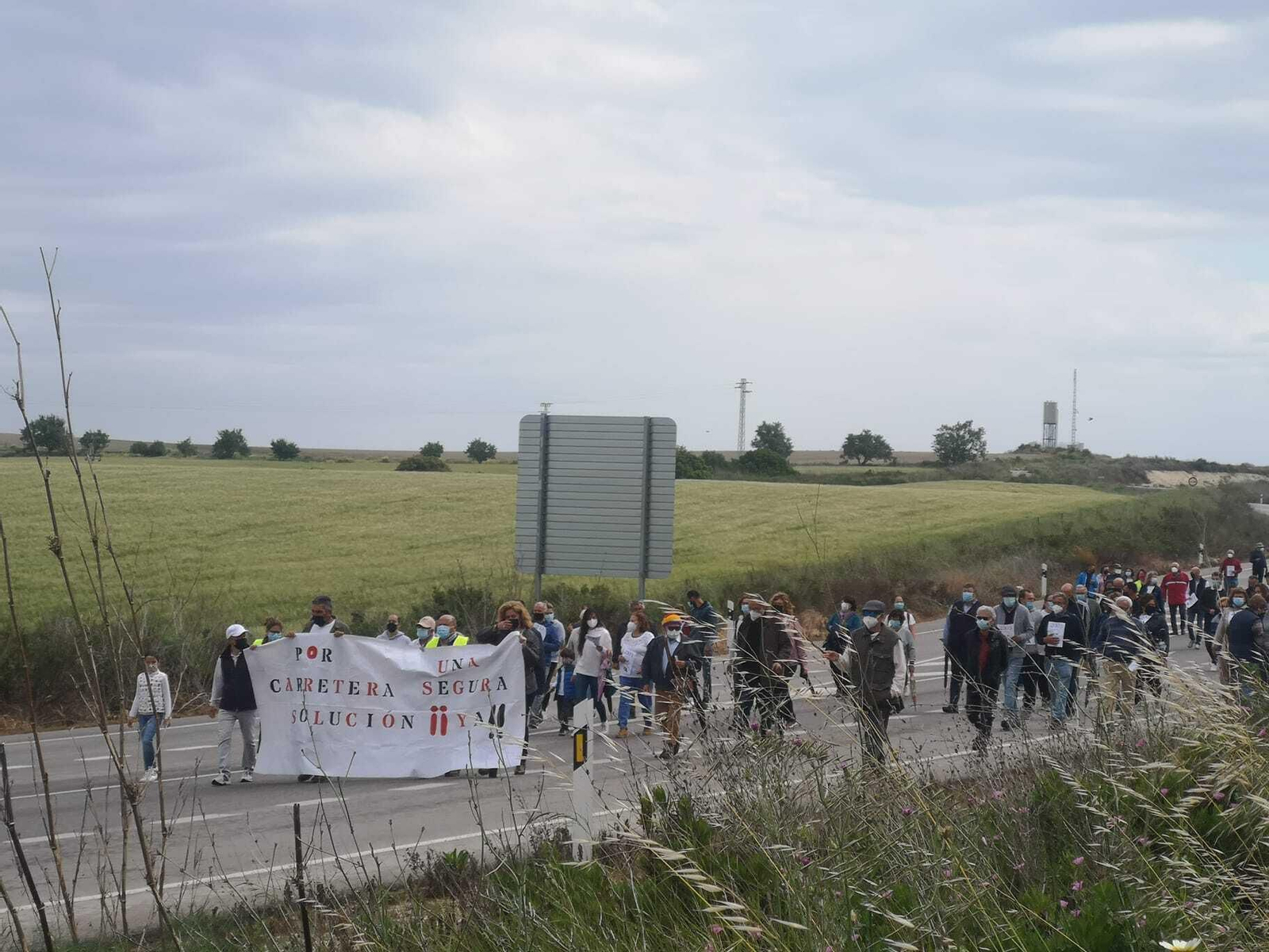 Numerosos vecinos han participado hoy en la marcha a pie en Cuartillos convocada por la Plataforma A-2003.