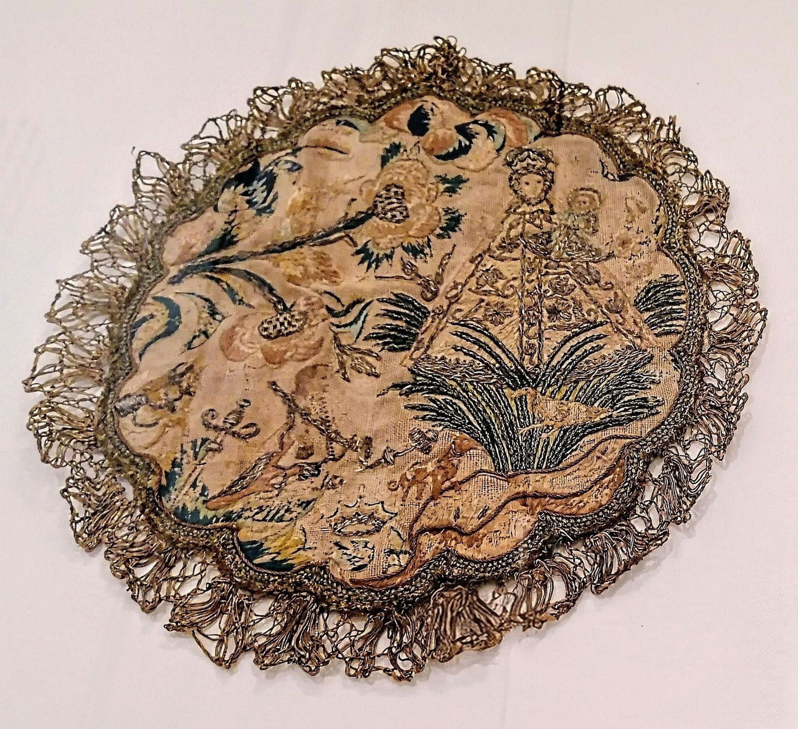 El paño pudo ser realizado por una joven de la alta burguesía madrileña