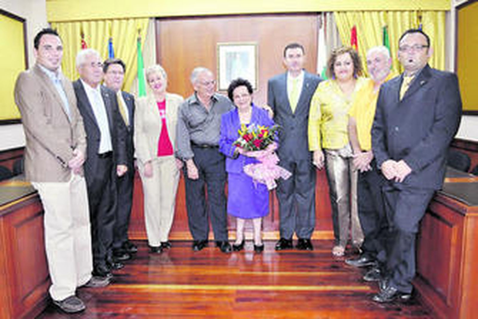 Pregonera Oficial de la Feria de Turre, Paca la de Frasquito Baraza rodeada del equipo de Gobierno del Ayuntamiento de Turre.