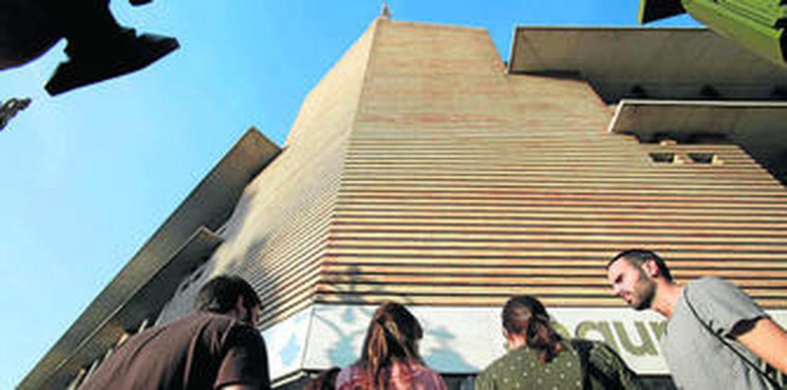 Participantes de la Semana de la Arquitectura esperan en las puertas del edificio Helvetia.