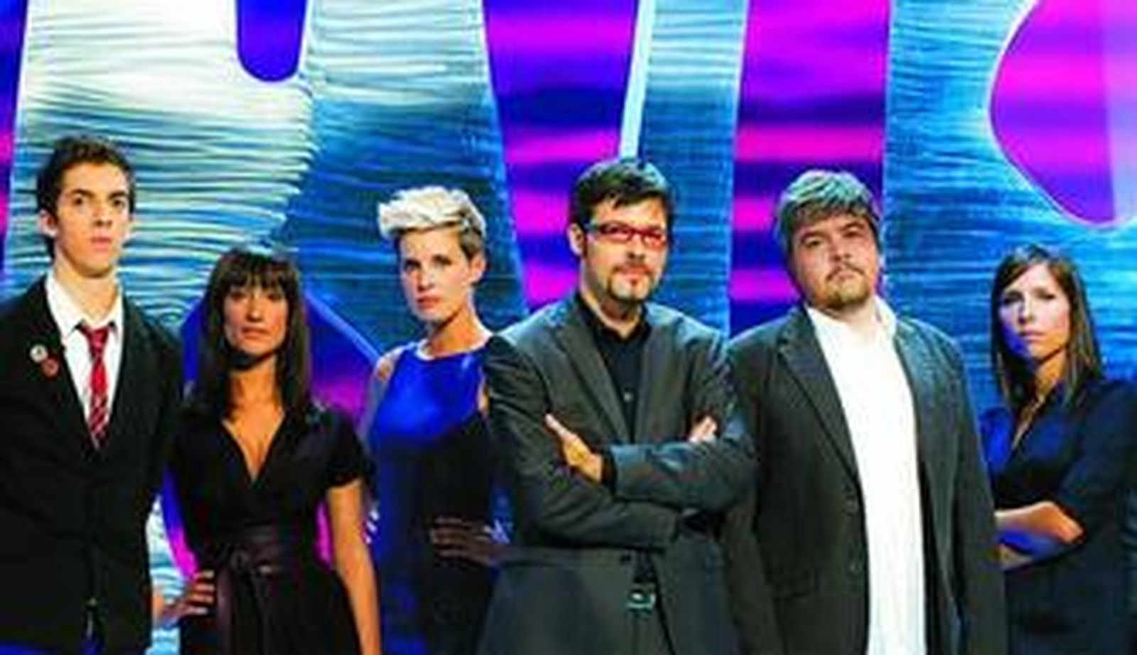 Quequé, con alguno de los colaboradores de su nuevo programa en Cuatro, 'Estas no son las noticias'.