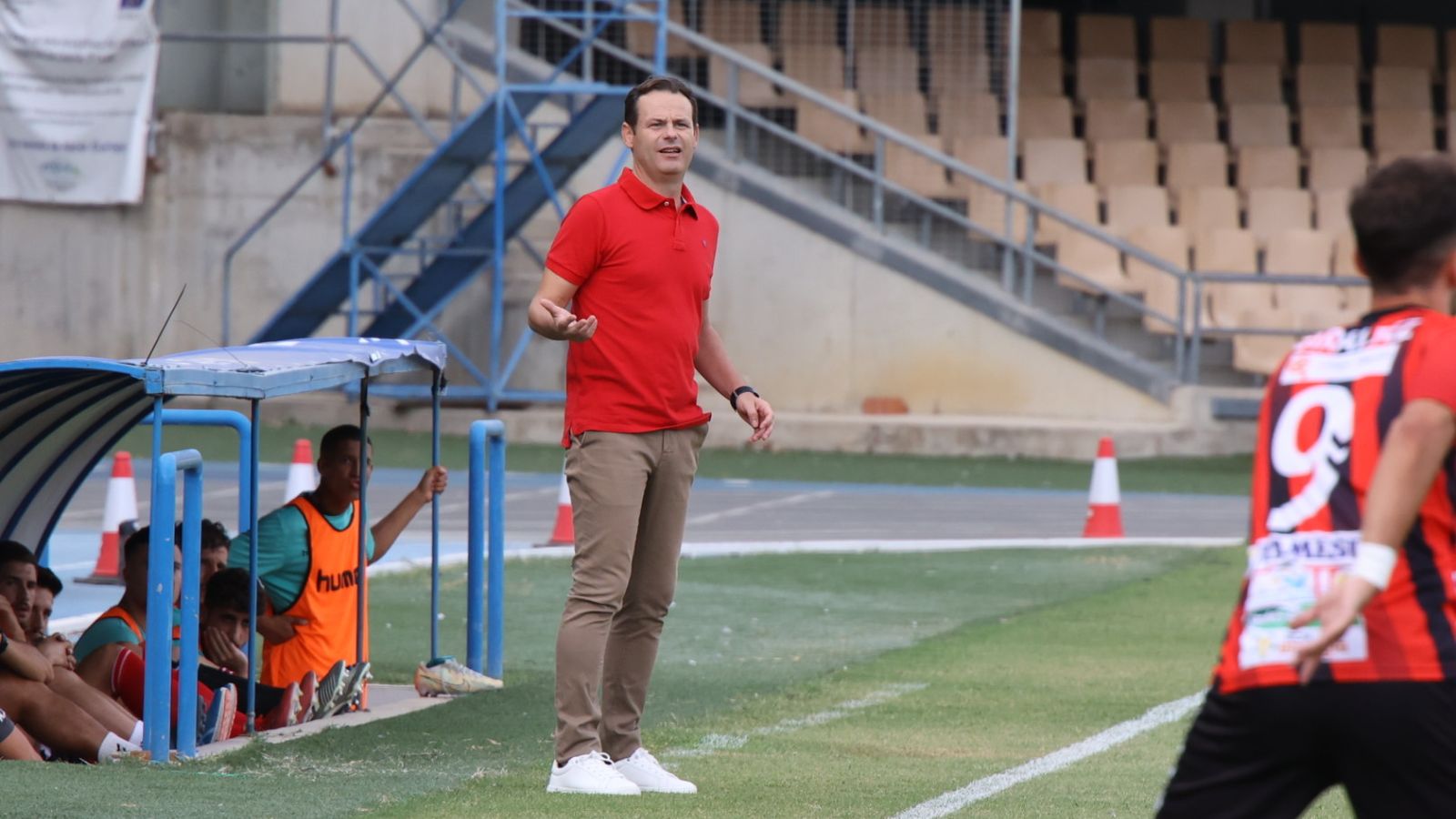 Juanmi Puentenueva da órdenes durante un partido.