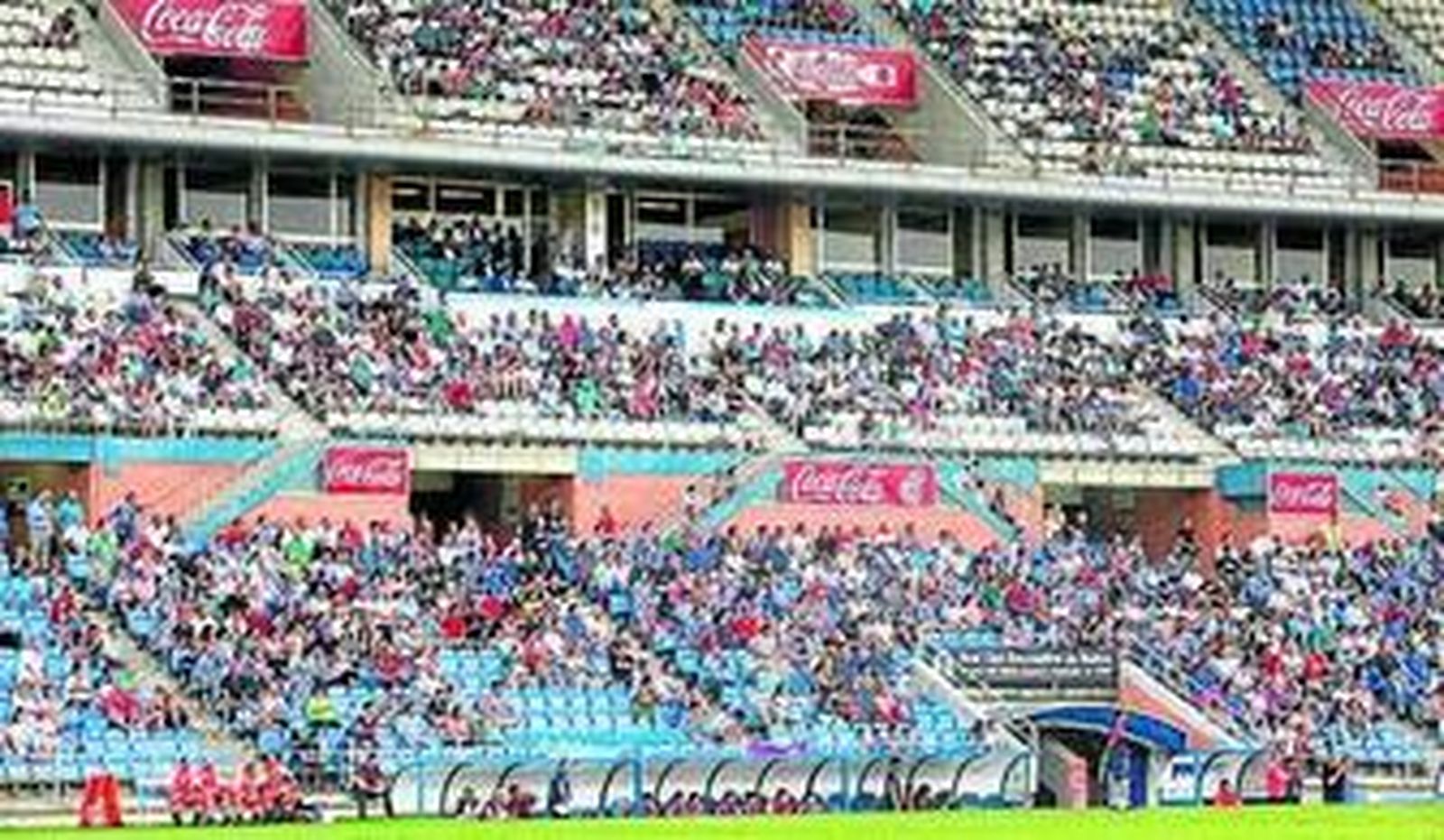 Aspecto de la triubuna del Nuevo Colombino en el partido Recre-Jaén.