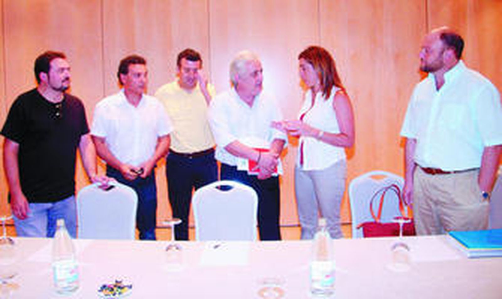 Los representantes provinciales de PSOE e IU antes de tomar asiento para la reunión de ayer. En el centro, Manuel Gutiérrez Arregui conversa con Susana Díaz.