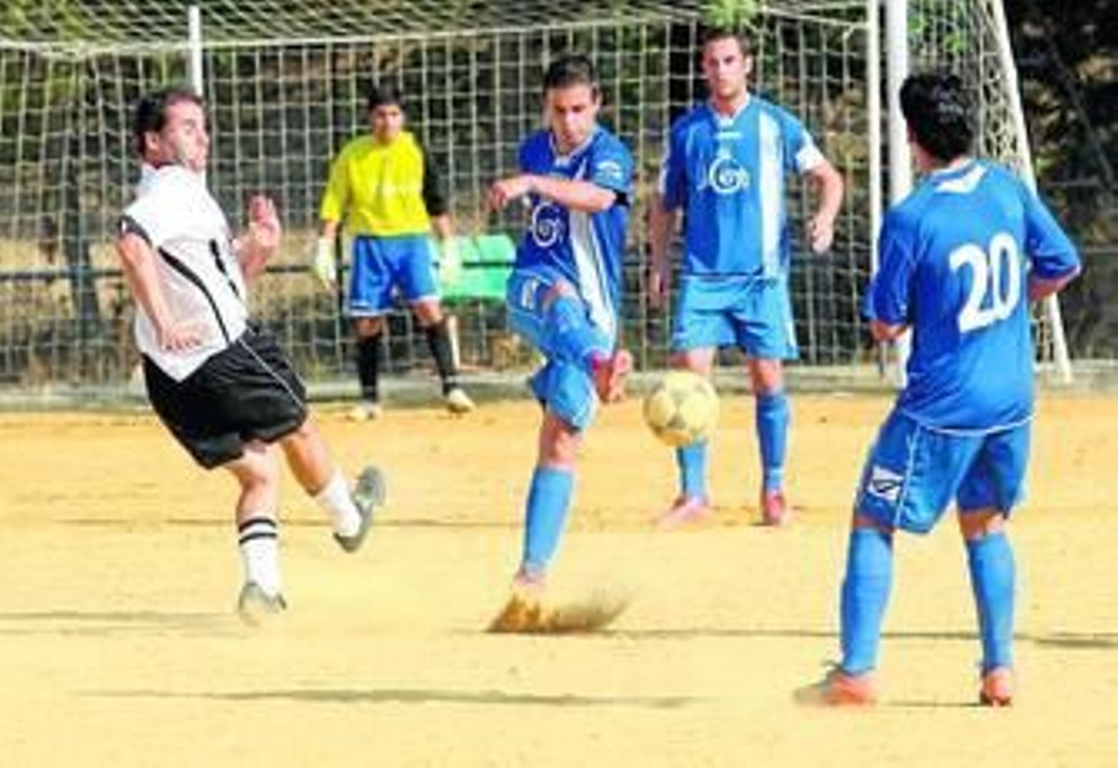 Lance del partido entre el Cruceño y el Aracena de la tarde de ayer.