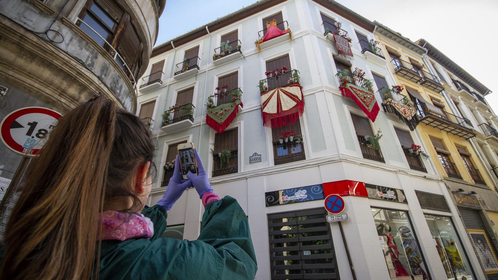 Una joven fotografía balcones el Día de la Cruz del año pasado