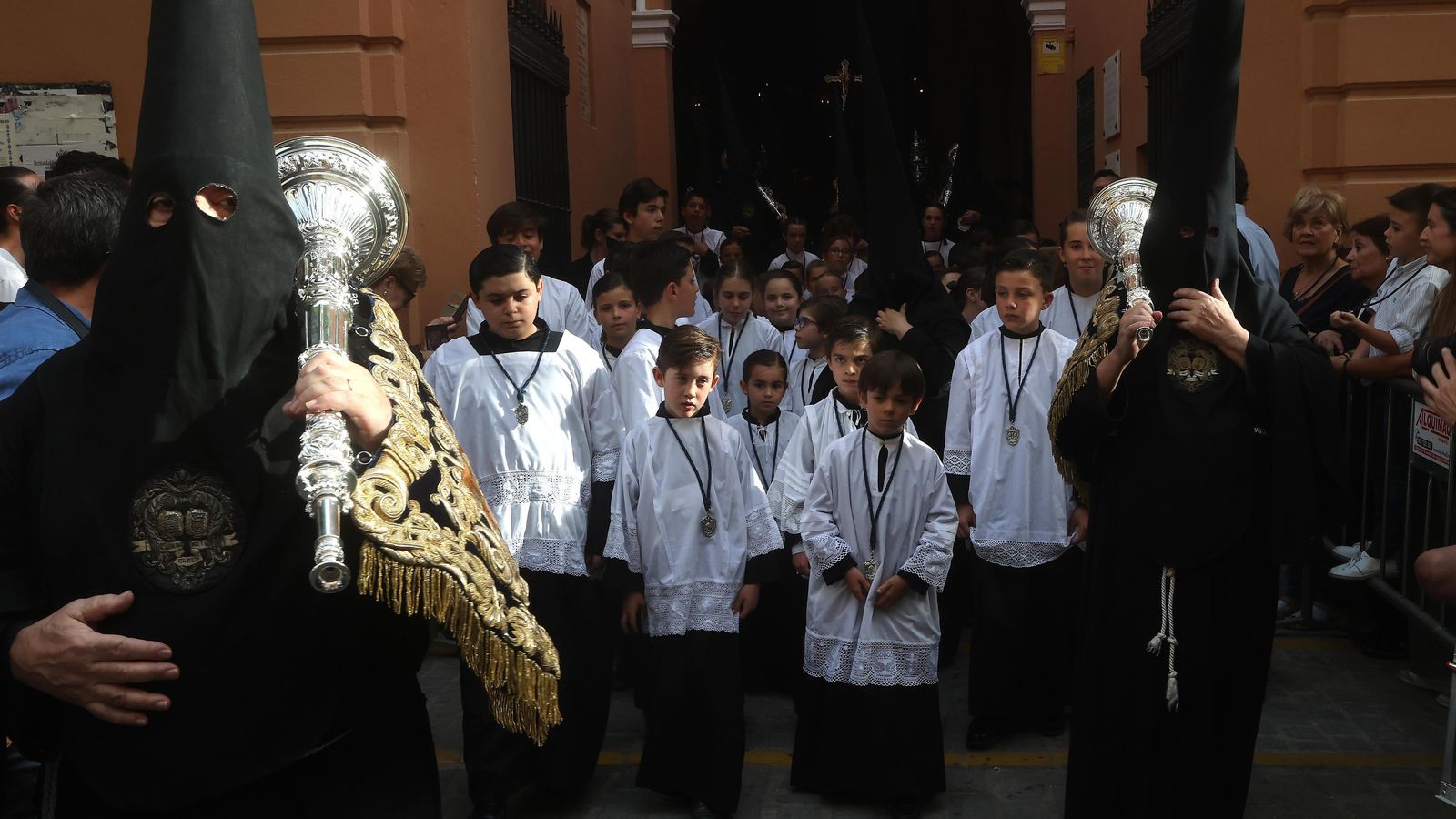 El cuerpo de monaguillos que antecede al paso de misterio.