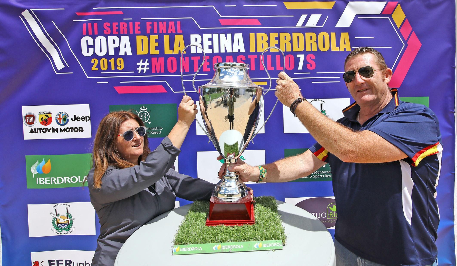 Carmen Ciria y Bartolo Benítez posan con la Copa del Reina en Montecastillo.