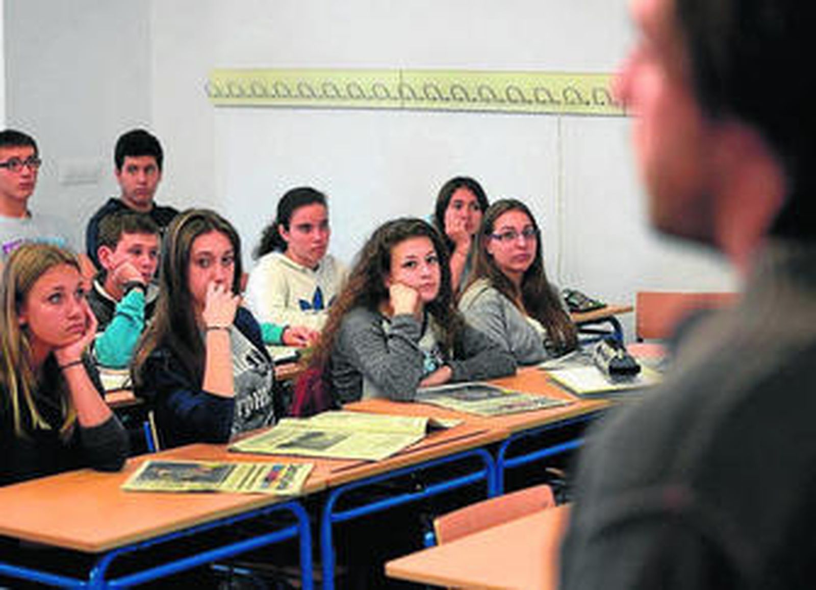 Un dinamizador imparte un taller de 'La prensa en las escuelas'.
