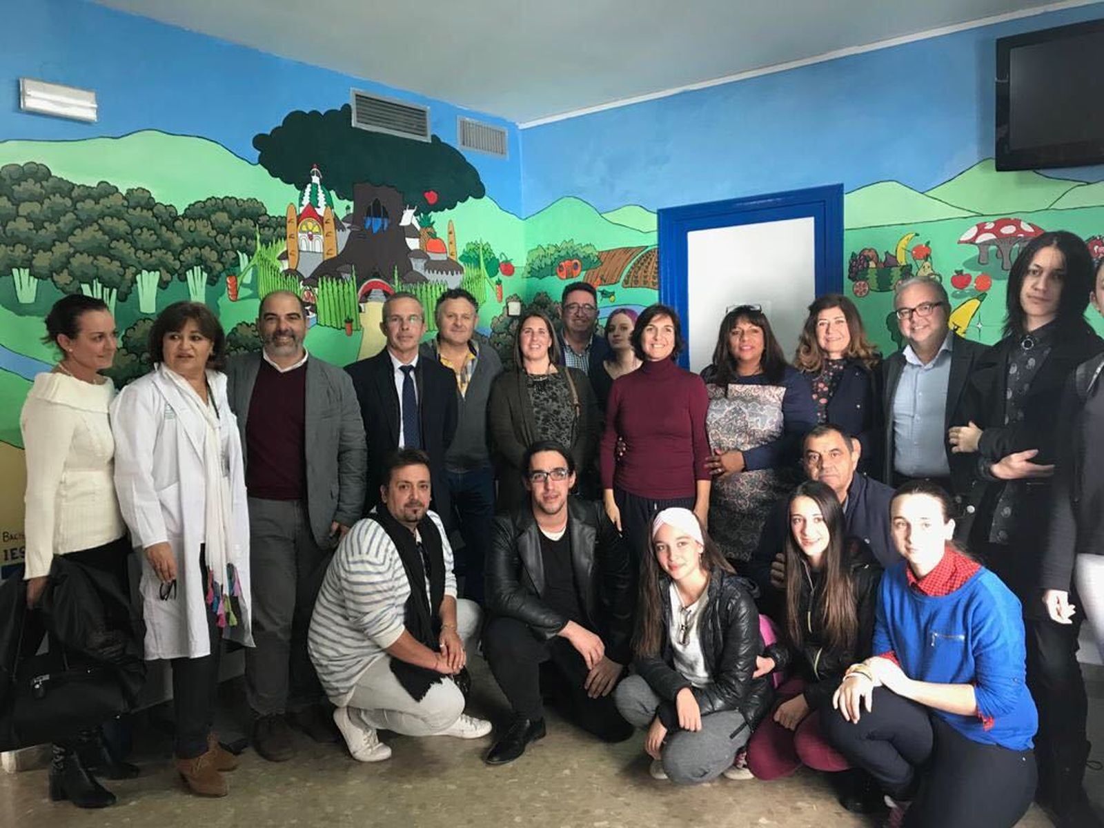 Responsables sanitarios y municipales, junto con profesores y alumnos del instituto, en la nueva sala.