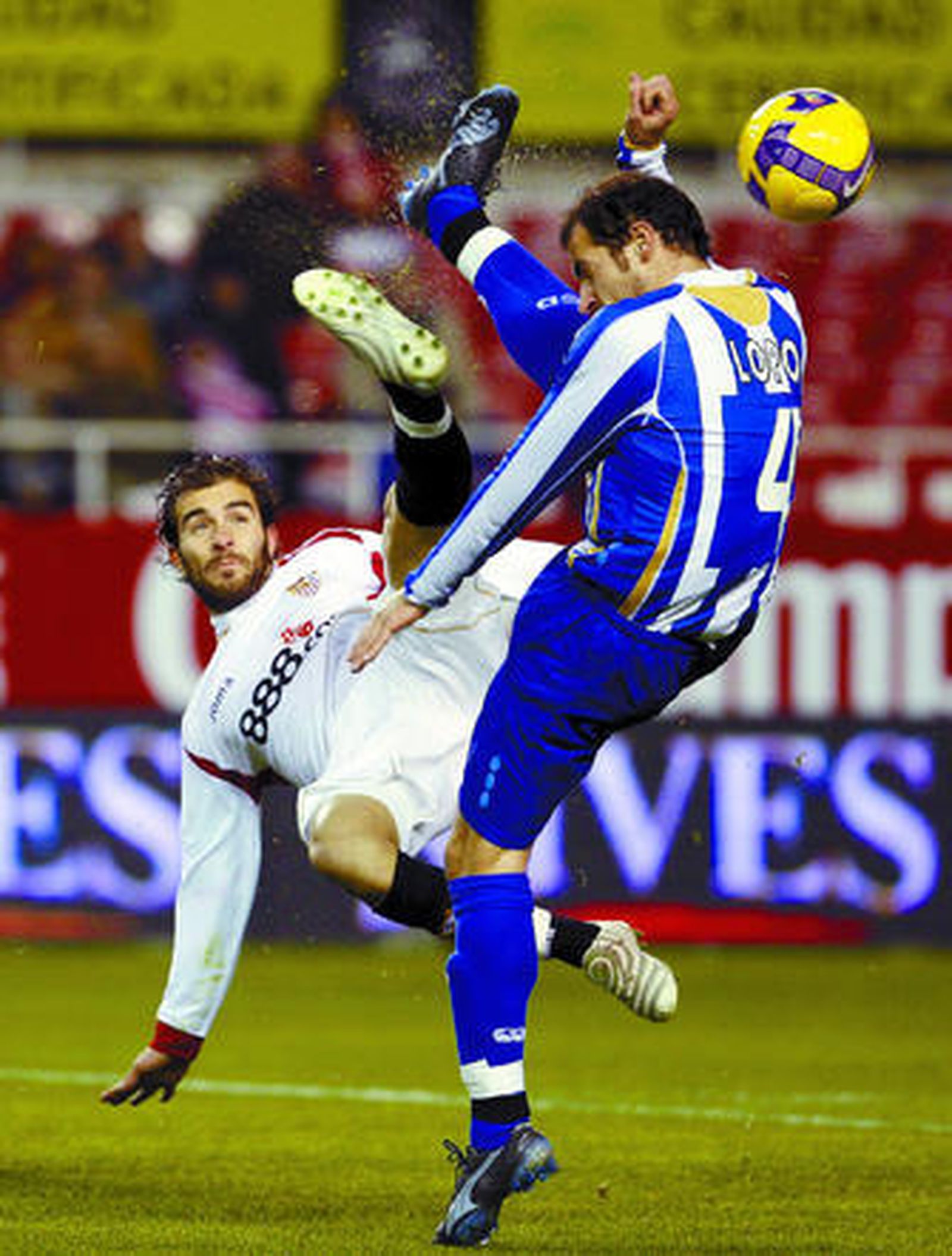Maresca y Lopo disputan un balón.