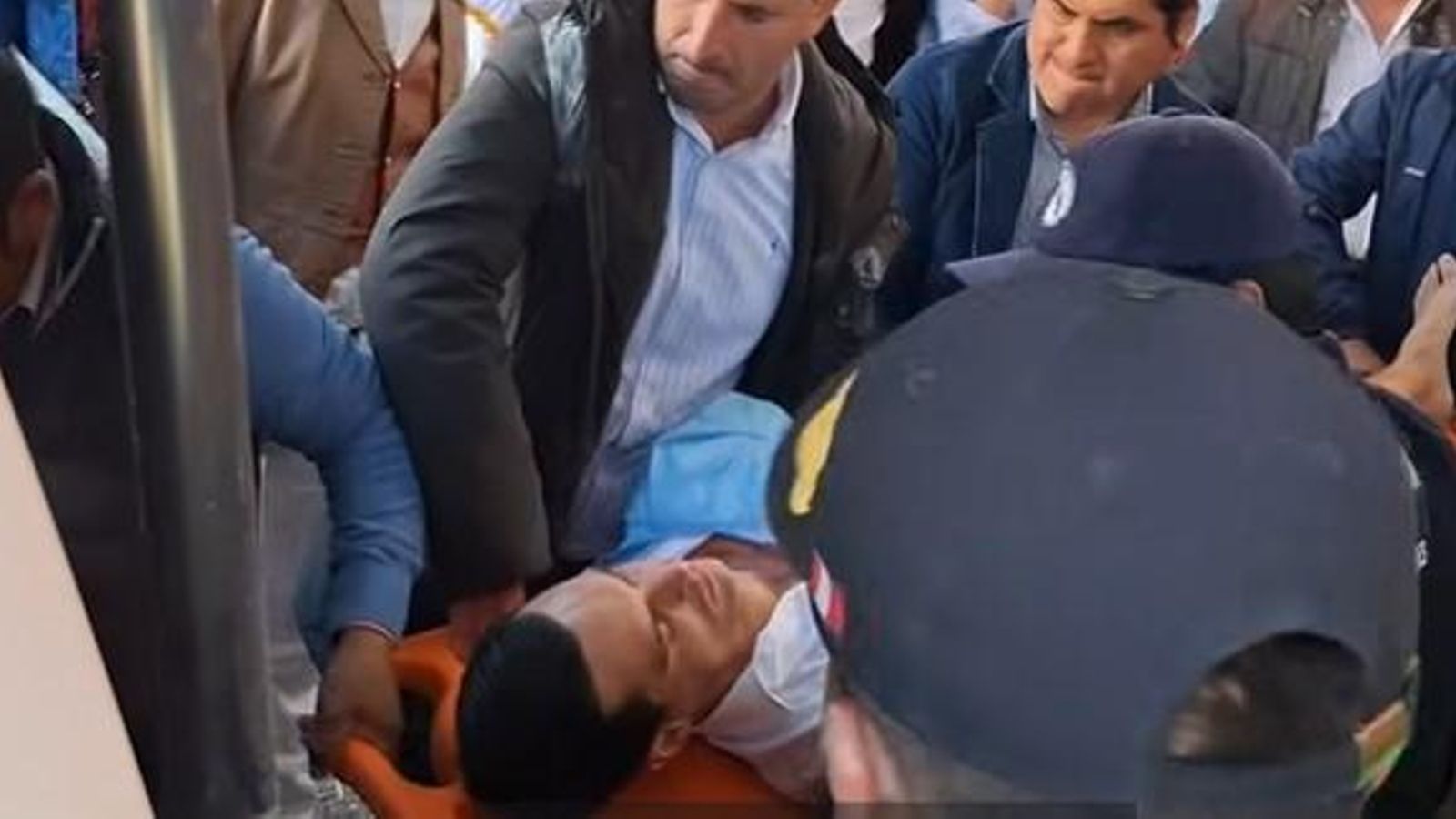 Captura de pantalla del traslado de Galván a la ambulancia.