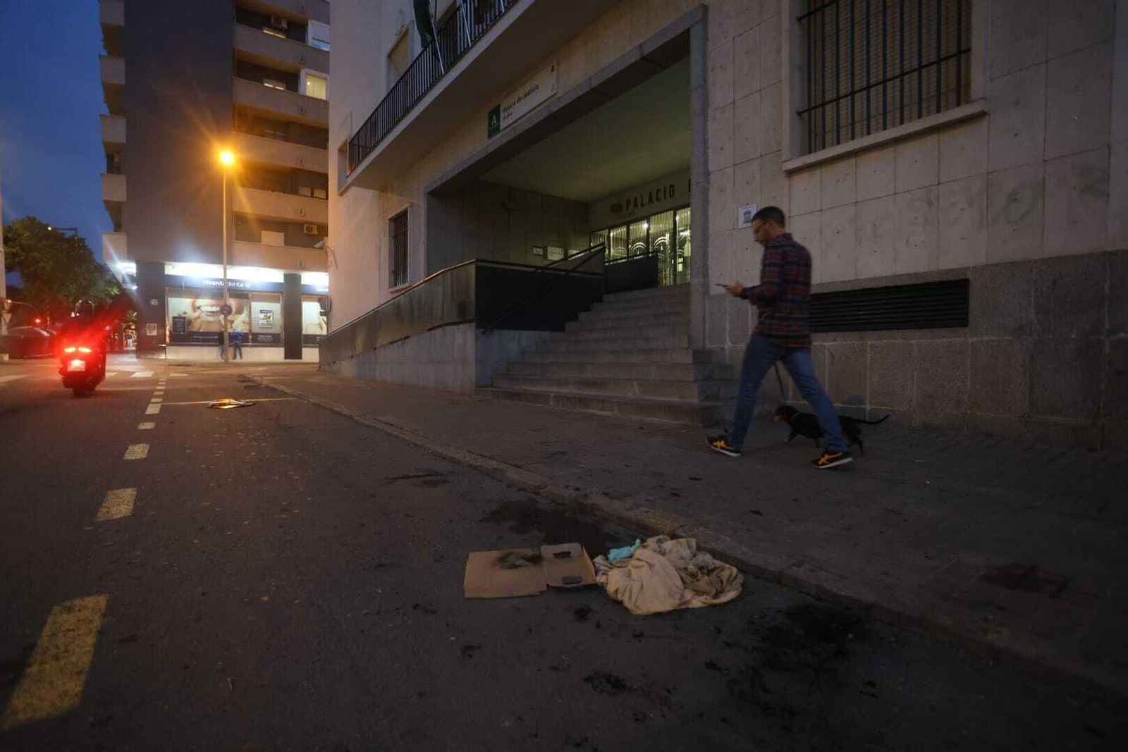 Una mujer sale ardiendo junto a la Plaza de los Abogados en Huelva