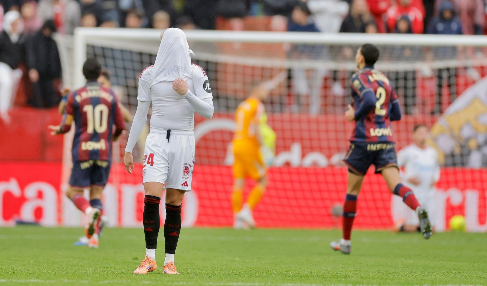 Januzaj se tapa la cara con la camiseta tras el segundo gol del Levante.