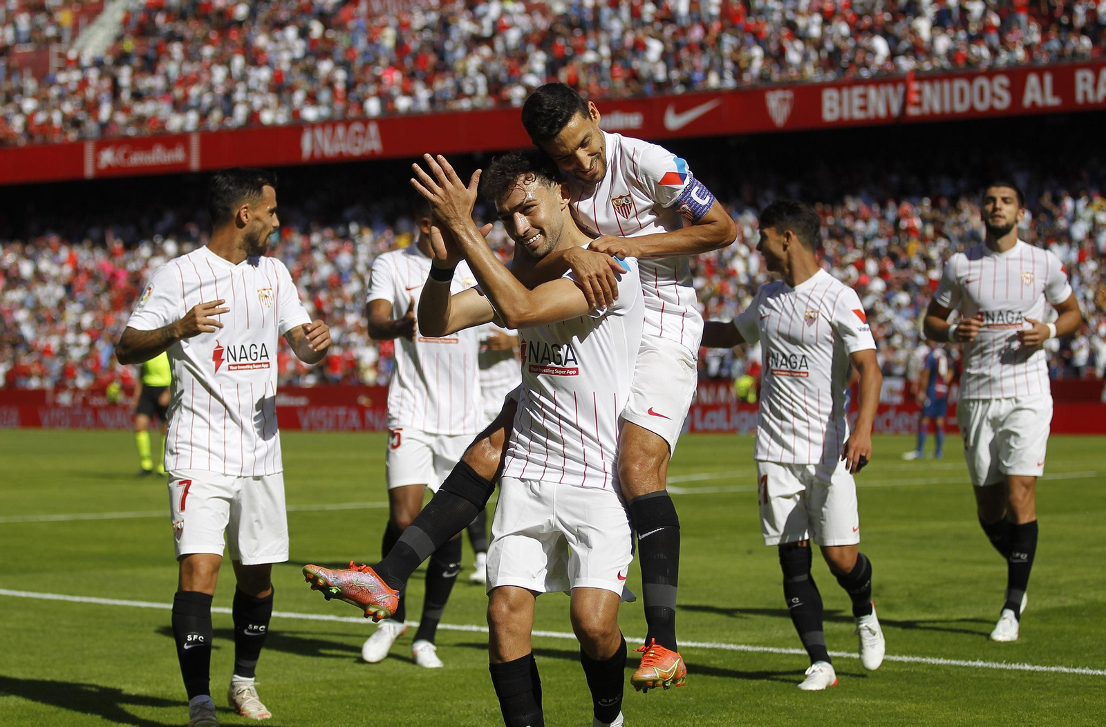 Jesús Navas se abraza a Munir, autor de uno de los ocho goles del partido.