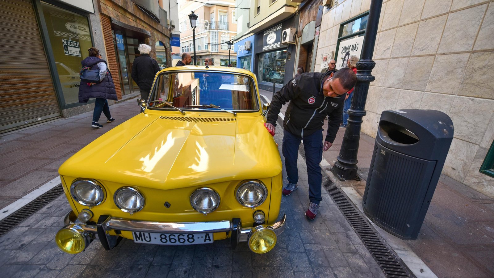 La exhibición de coches de antiguos en el centro de La Línea, en imágenes