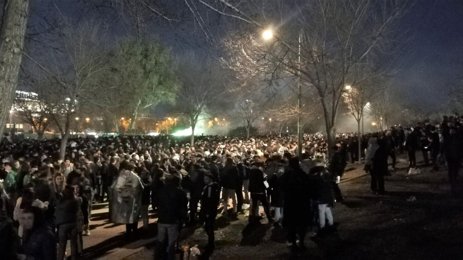 Masa de personas en el Parque del Guadaíra antes del partido de fútbol, este jueves.