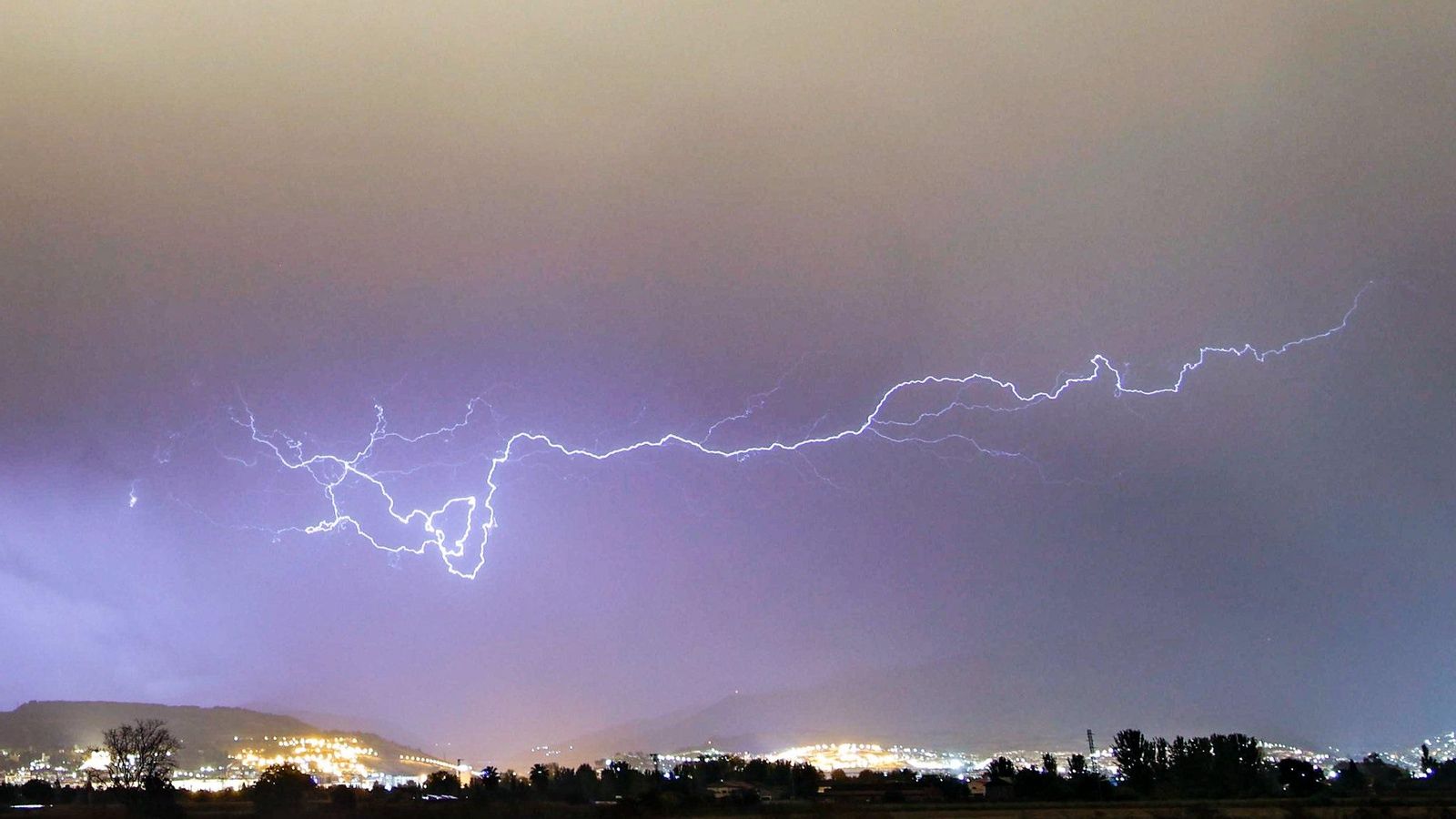 Maraña de rayos anoche en Granada