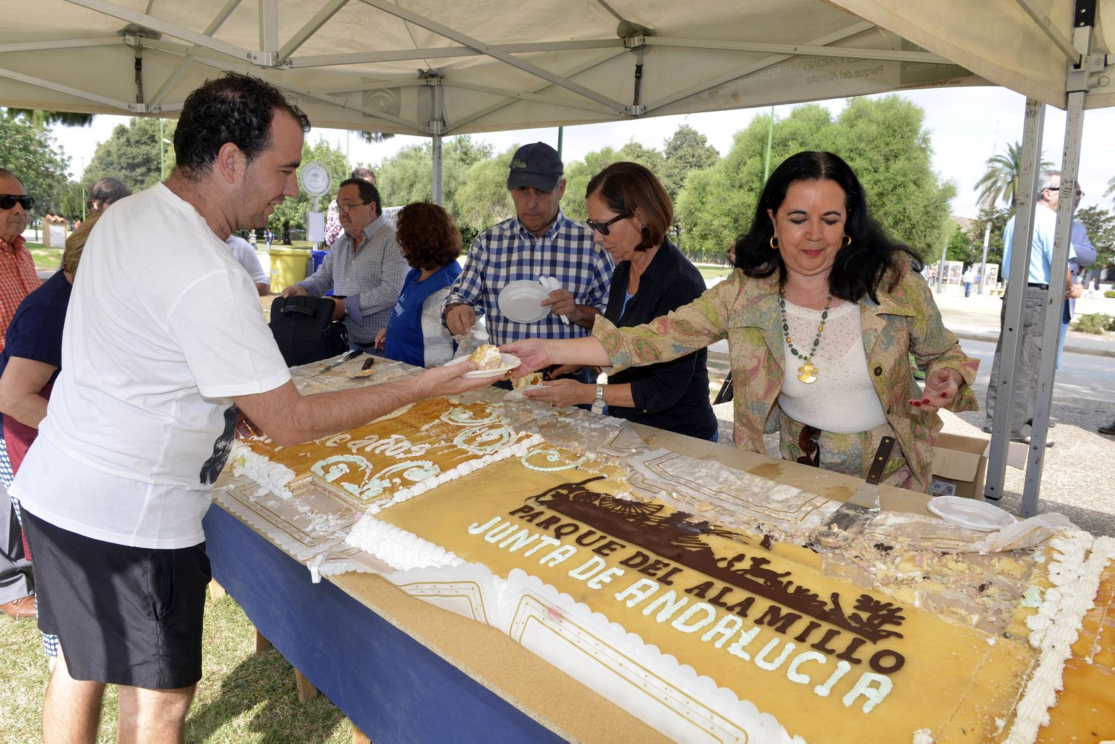 El tradicional reparto de tarta en el cumpleaños del Parque del Alamillo.