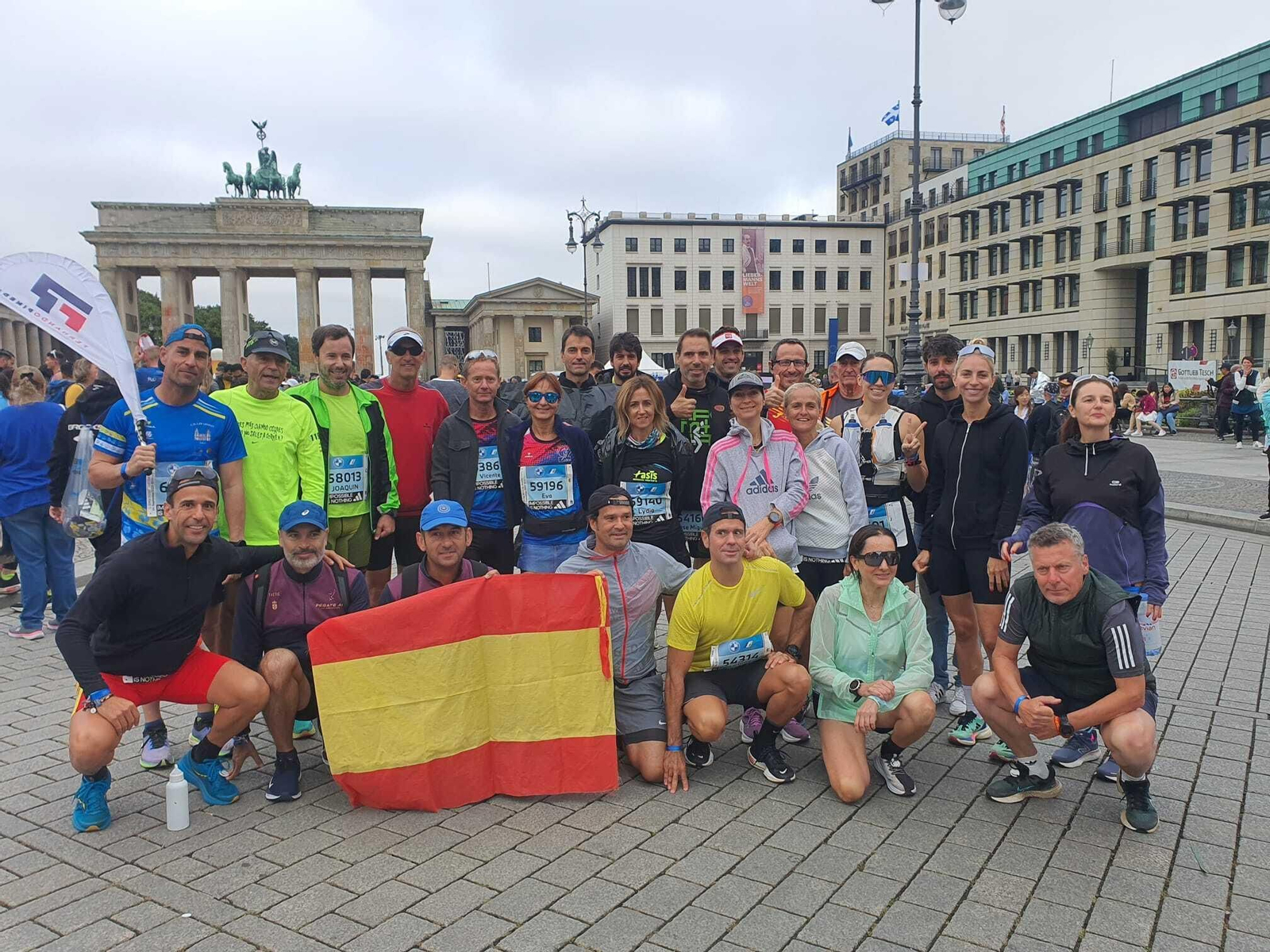 Grupo de corredores españoles, poco antes de la salida.