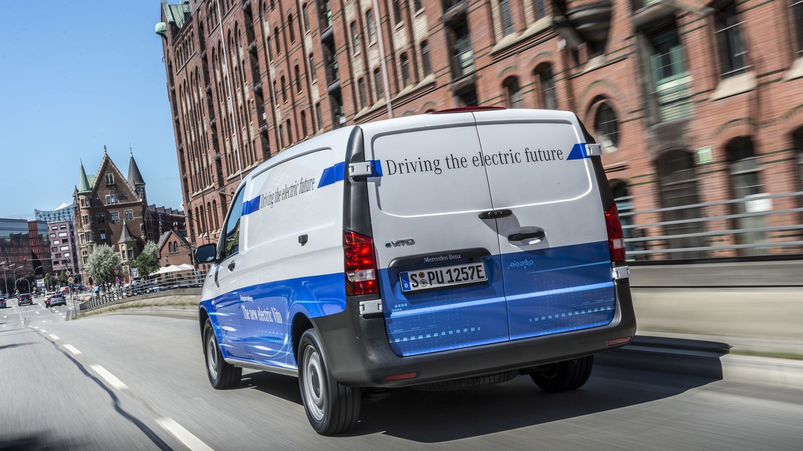 Esta furgoneta comparte chasis, plataforma y diseño con la actual Vito, sin embargo, emplea un motor eléctrico de 84 kW (115 CV).