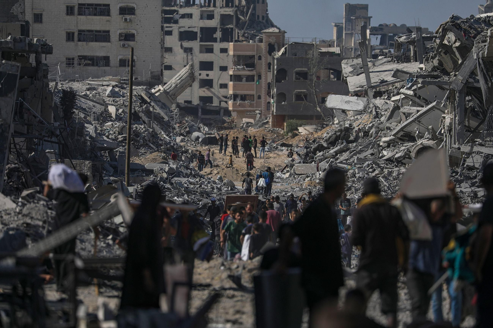 Las imágenes de Gaza tras el alto el fuego: los gazatíes andan entre las ruina de sus ciudades